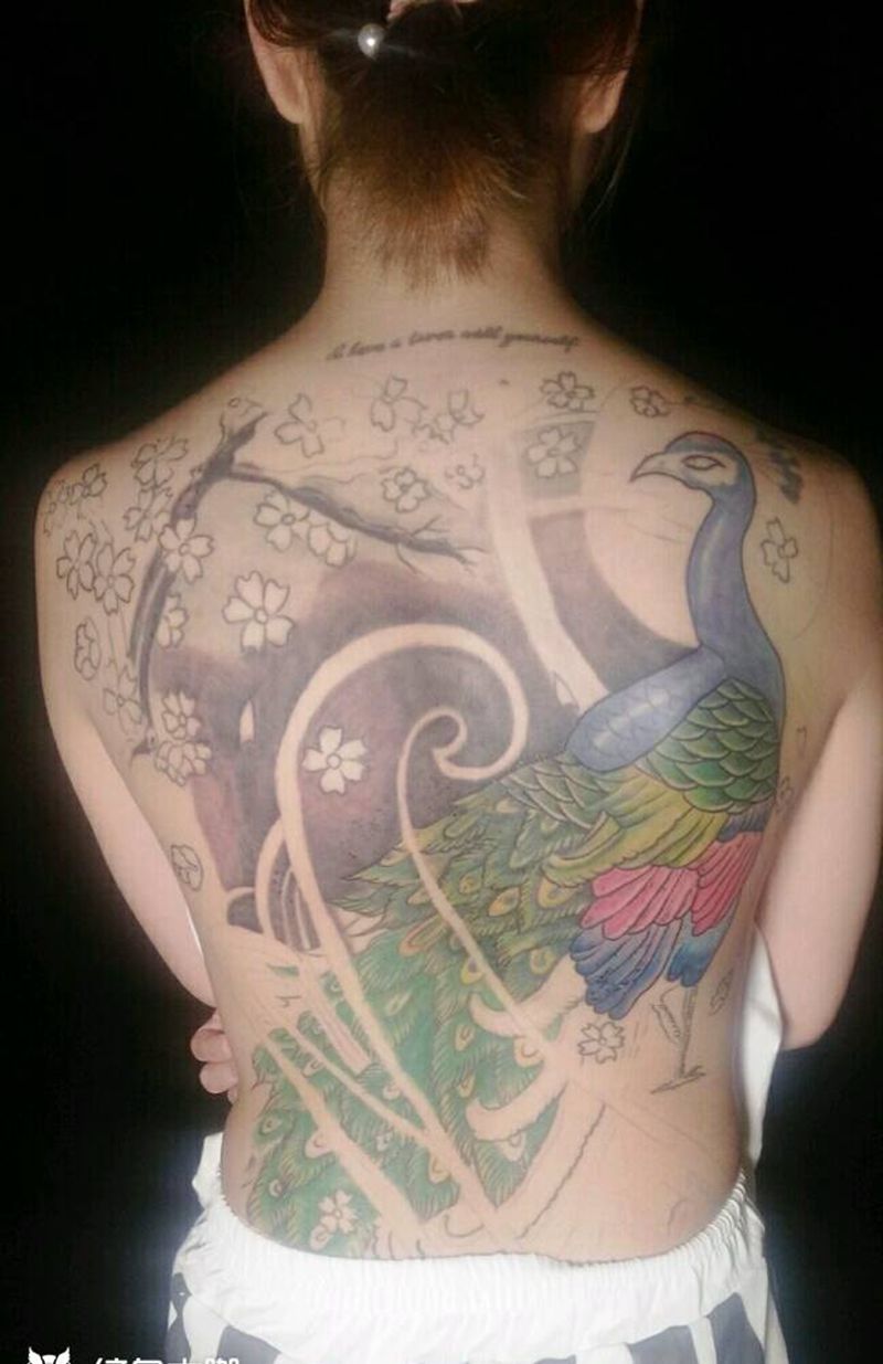 满背进行中纹身图片