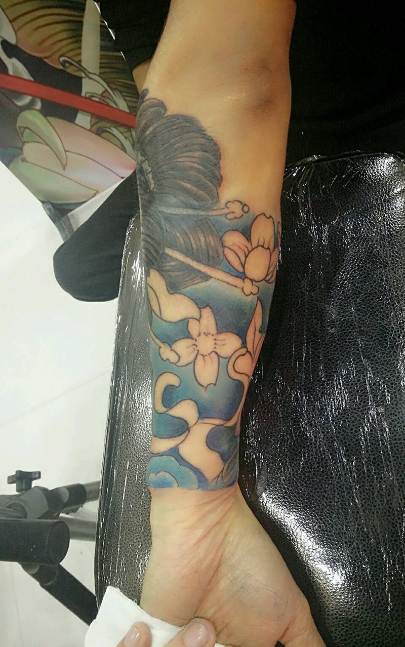 包臂遮盖纹身图片
