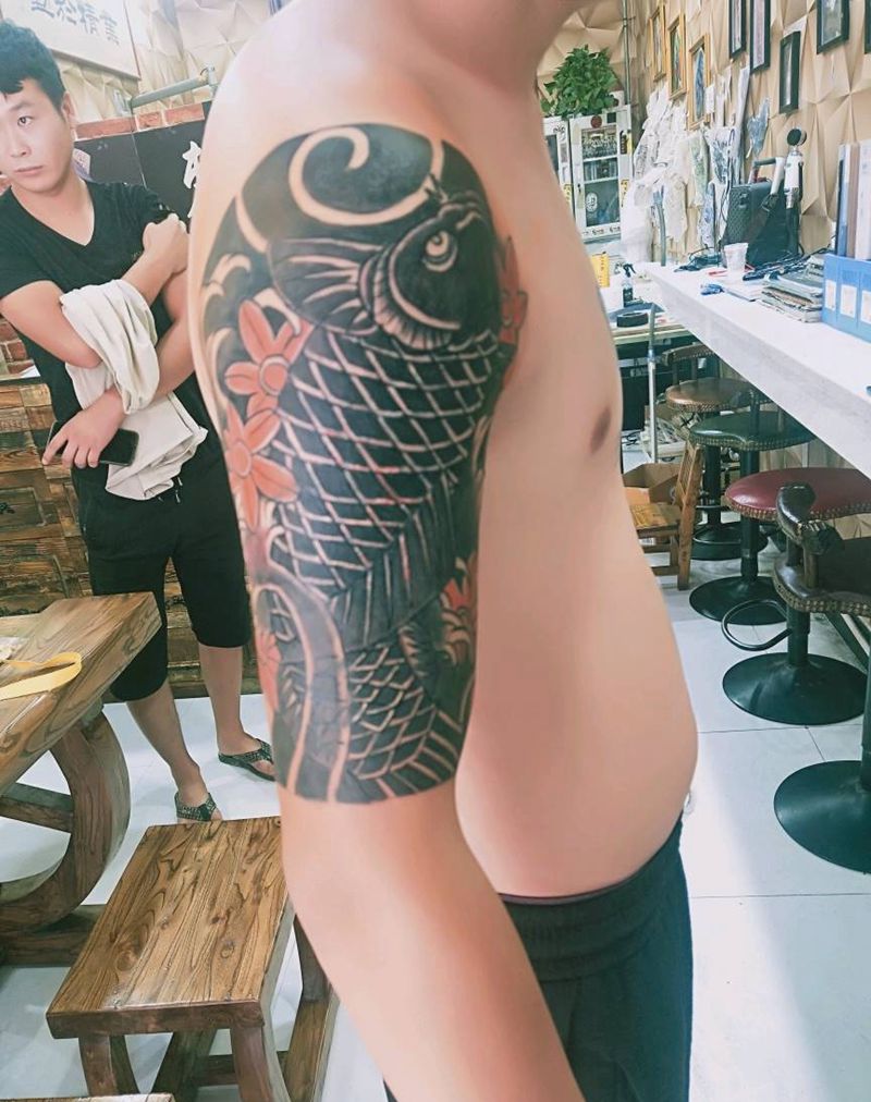 大臂遮盖纹身图片_手臂老传统纹身图案