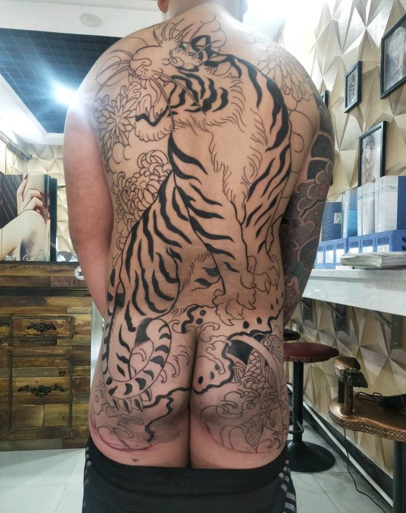 满背老虎上色1800纹身图片_老传统纹身图案