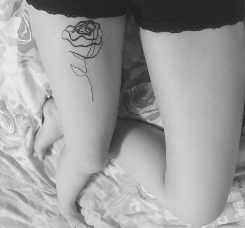简笔玫瑰纹身图片_腿部清新纹身图案