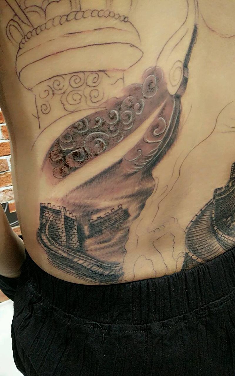 满背进行中纹身图片