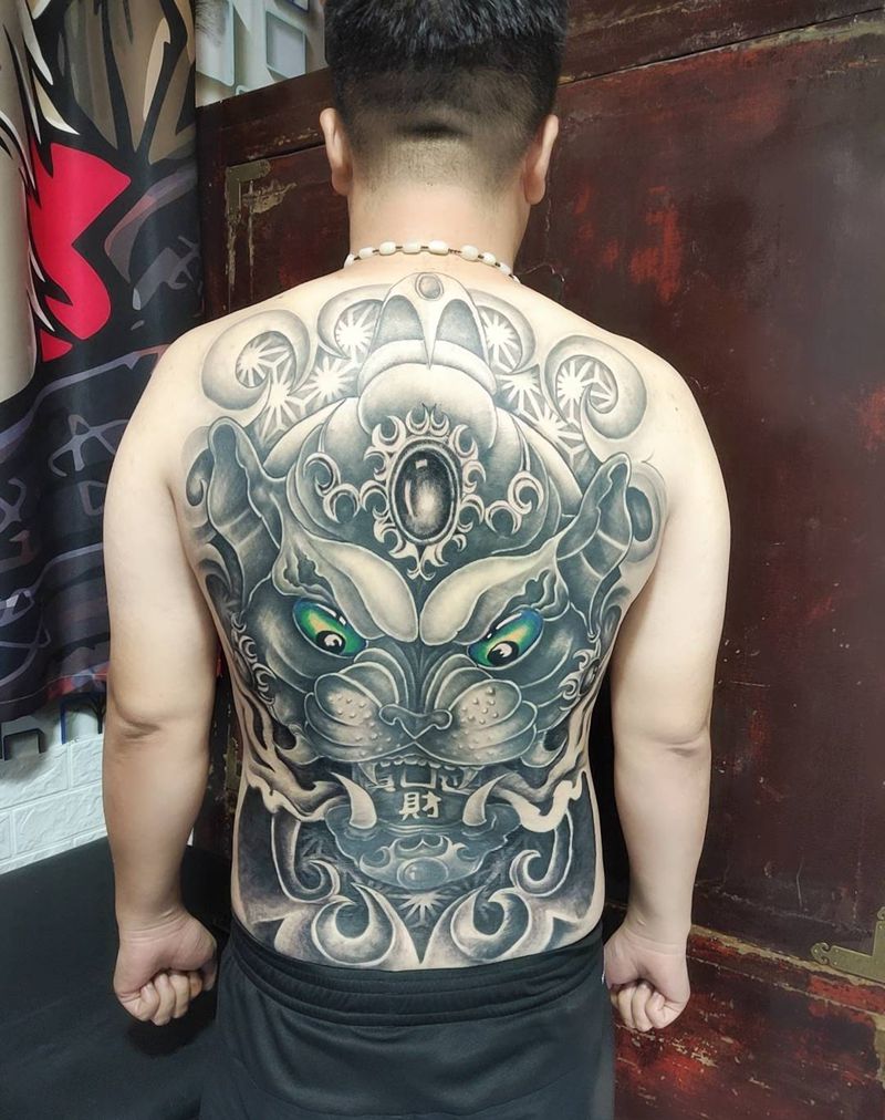 狮头 貔貅纹身图片_背部纹身图案