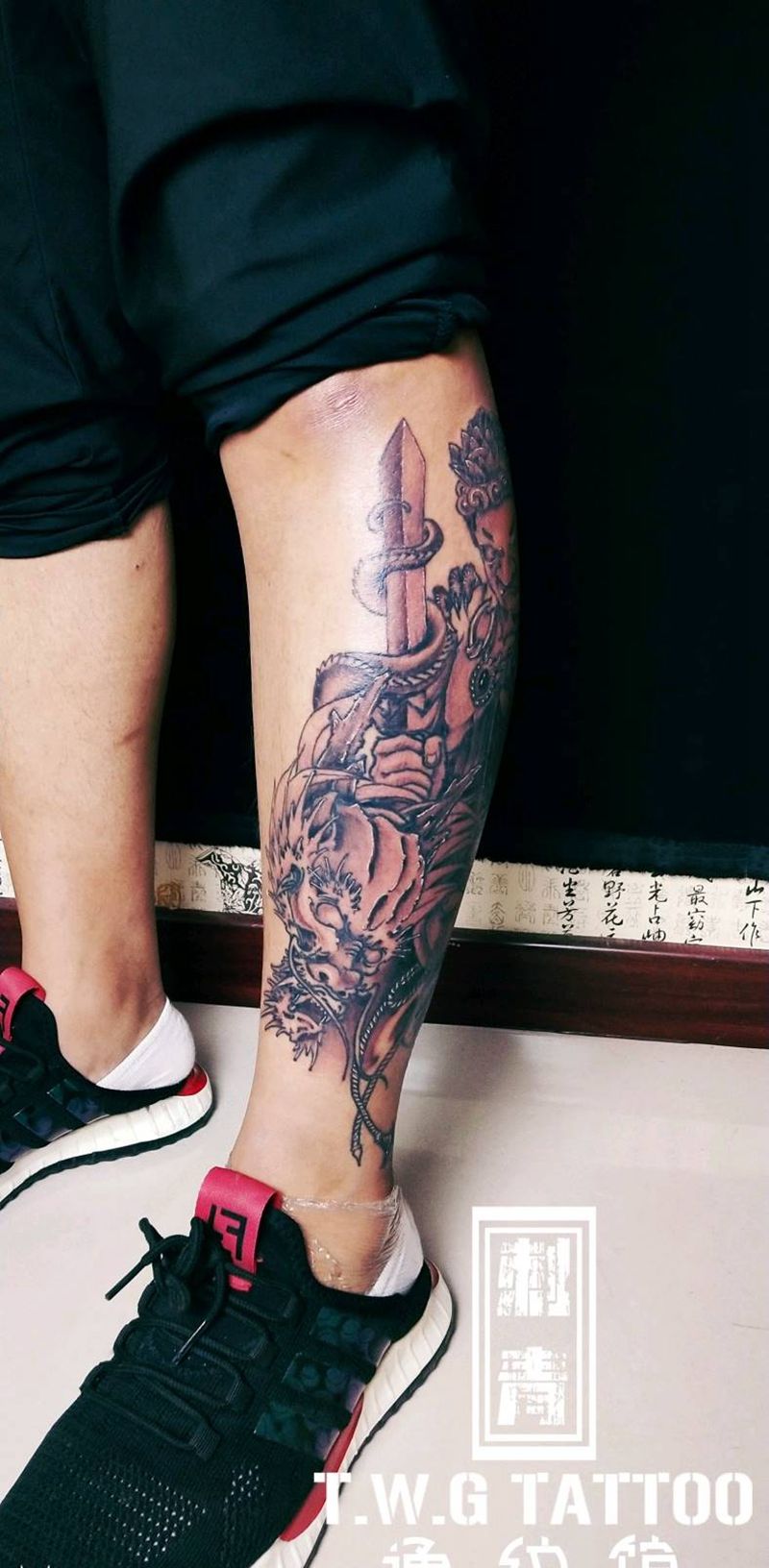 不动明王纹身图片_腿部新传统不动明王纹身图案