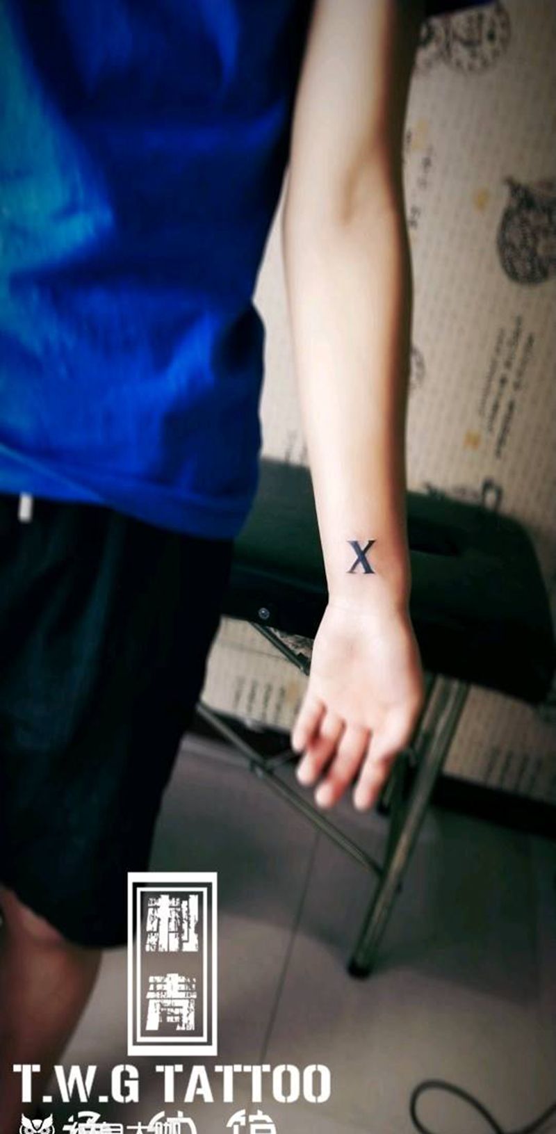 字母纹身图片_手部花体字字母纹身图案