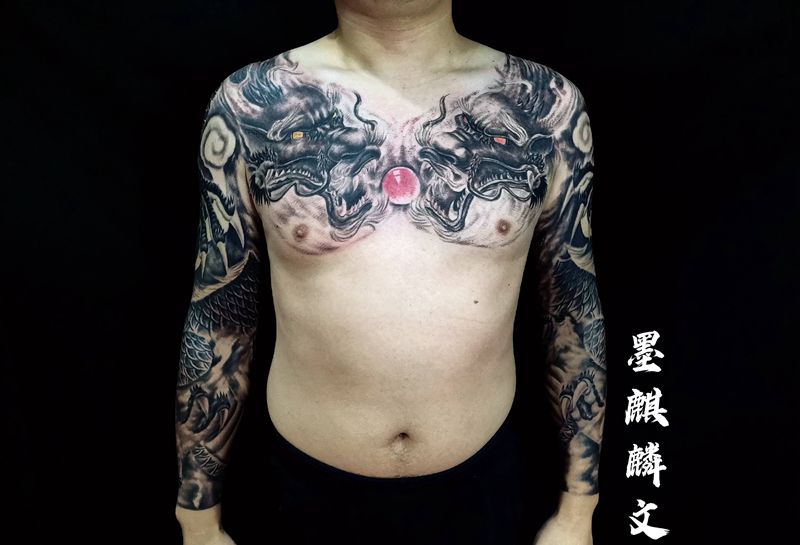 双龙戏珠纹身图片_手臂胸部纹身图案