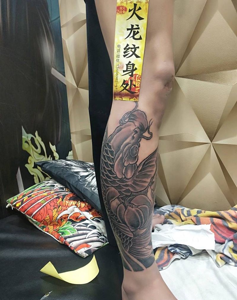 小腿鲤鱼纹身图片