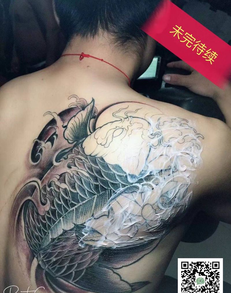 彩色鲤鱼纹身图片_肩部背部新传统纹身图案