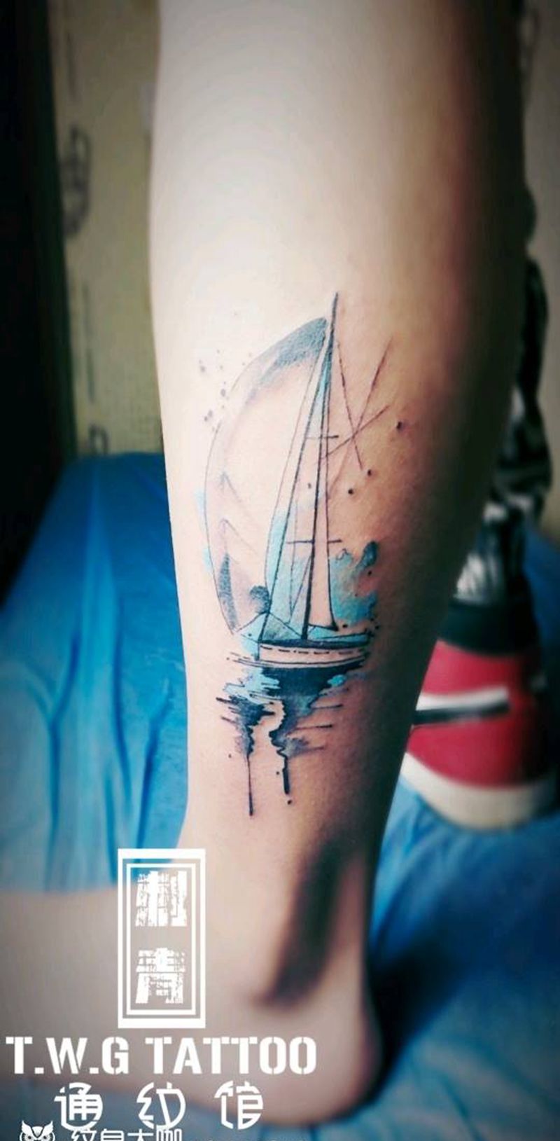 帆船纹身图片_腿部水墨帆船纹身图案