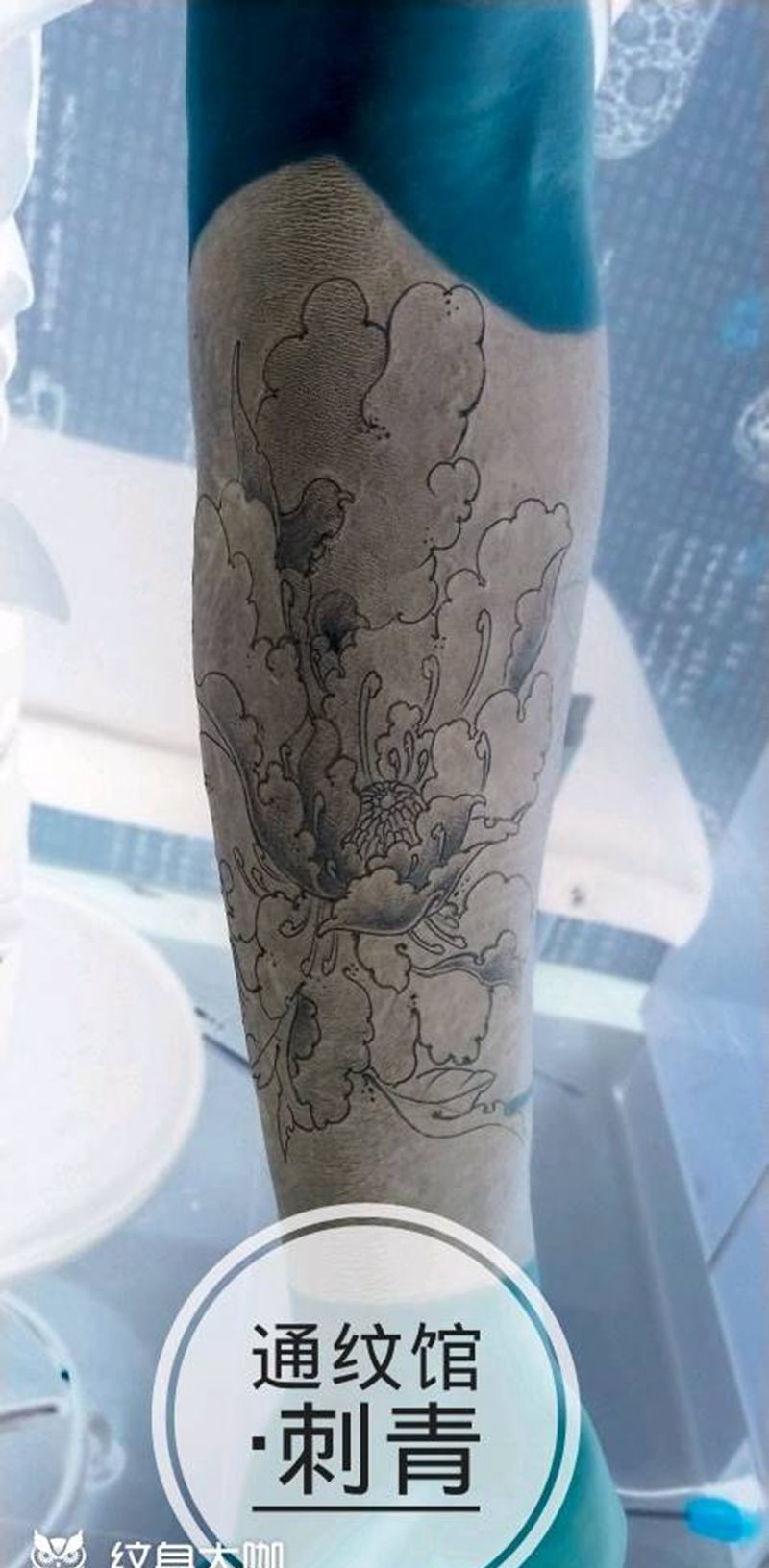 小黑臂雕牡丹纹身图片