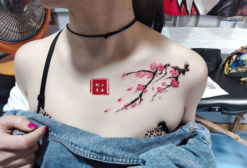 梅花纹身图片_胸部肩部纹身图案