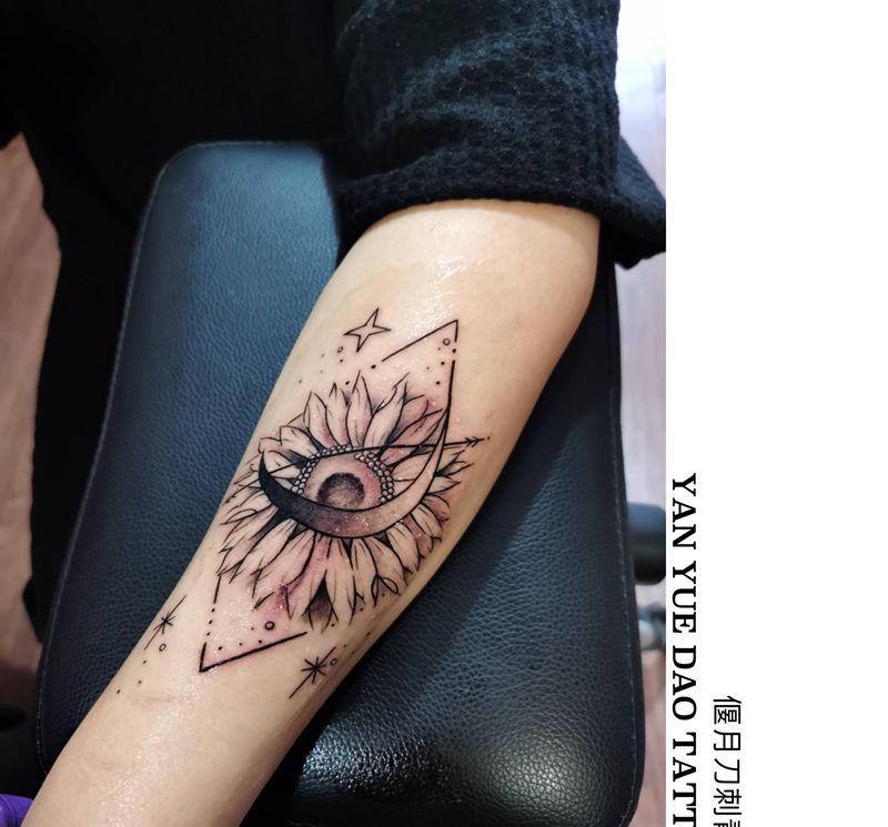 夜晚的向日葵纹身图片_手臂向日葵月亮星星原创纹身图案