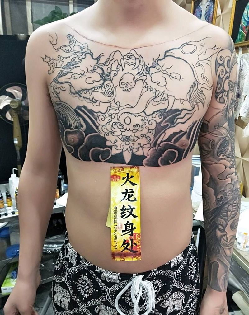 花胸纹身图片_胸部纹身图案