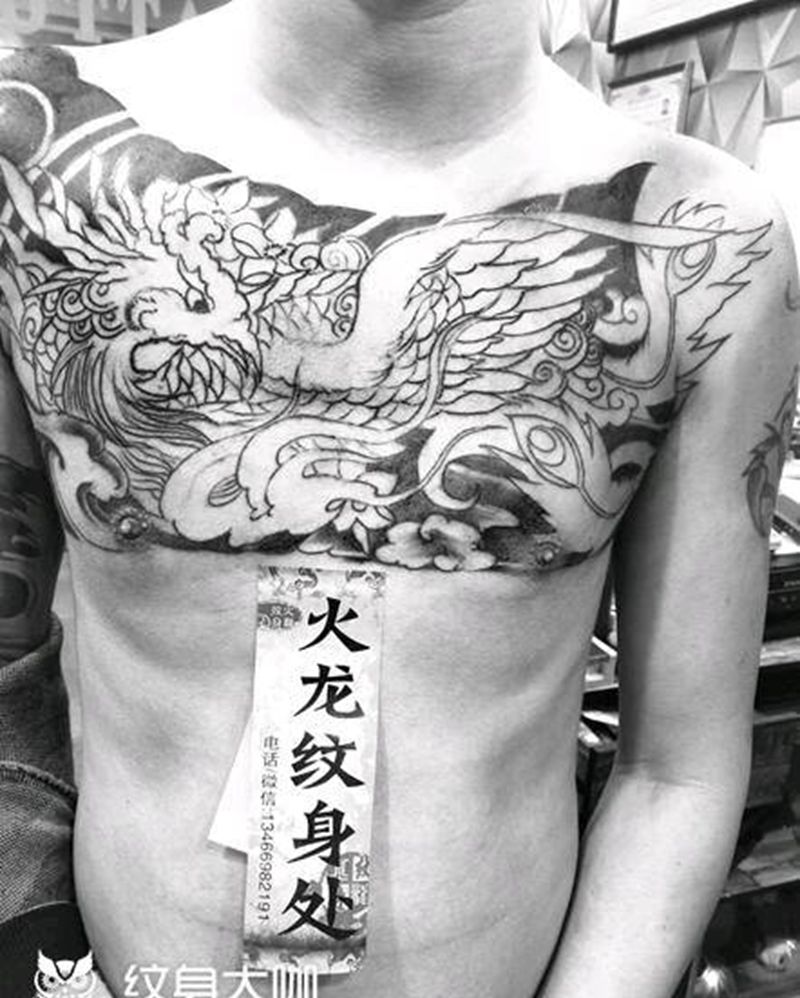 花胸进行中纹身图片