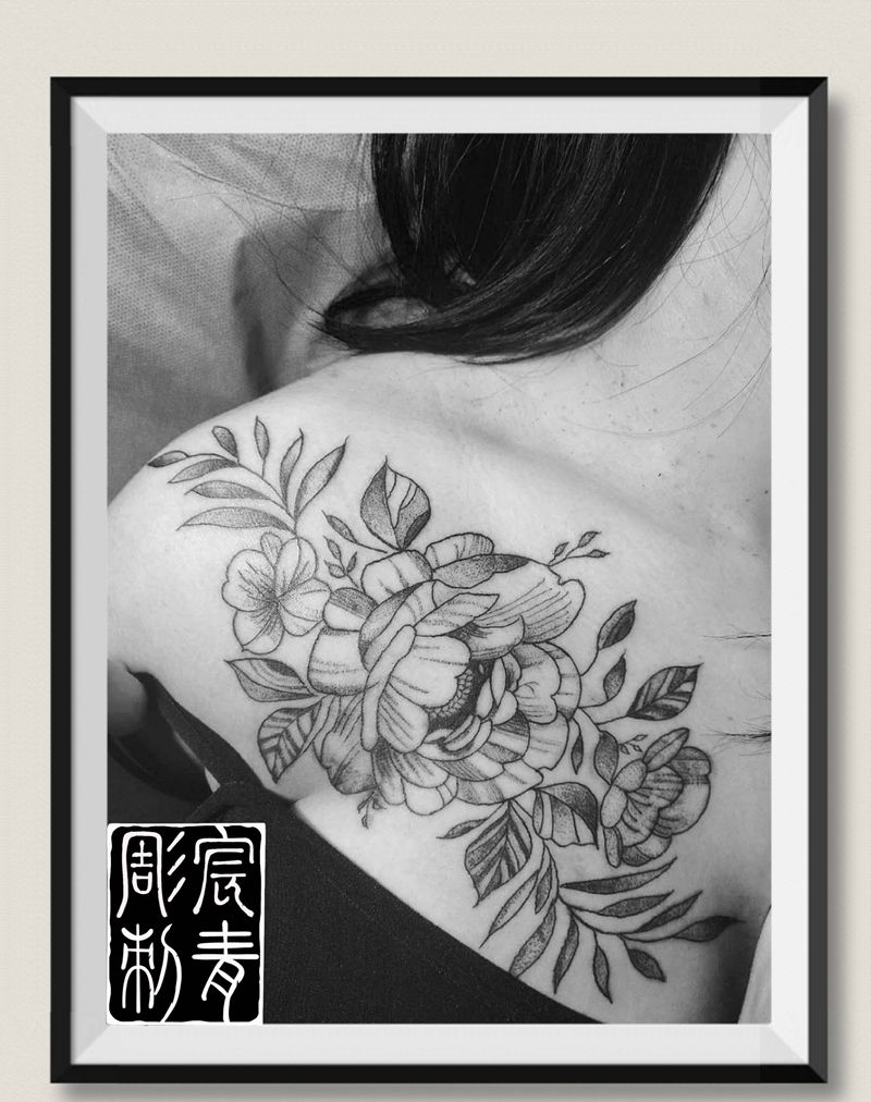 【素花】纹身图片_胸部纹身图案