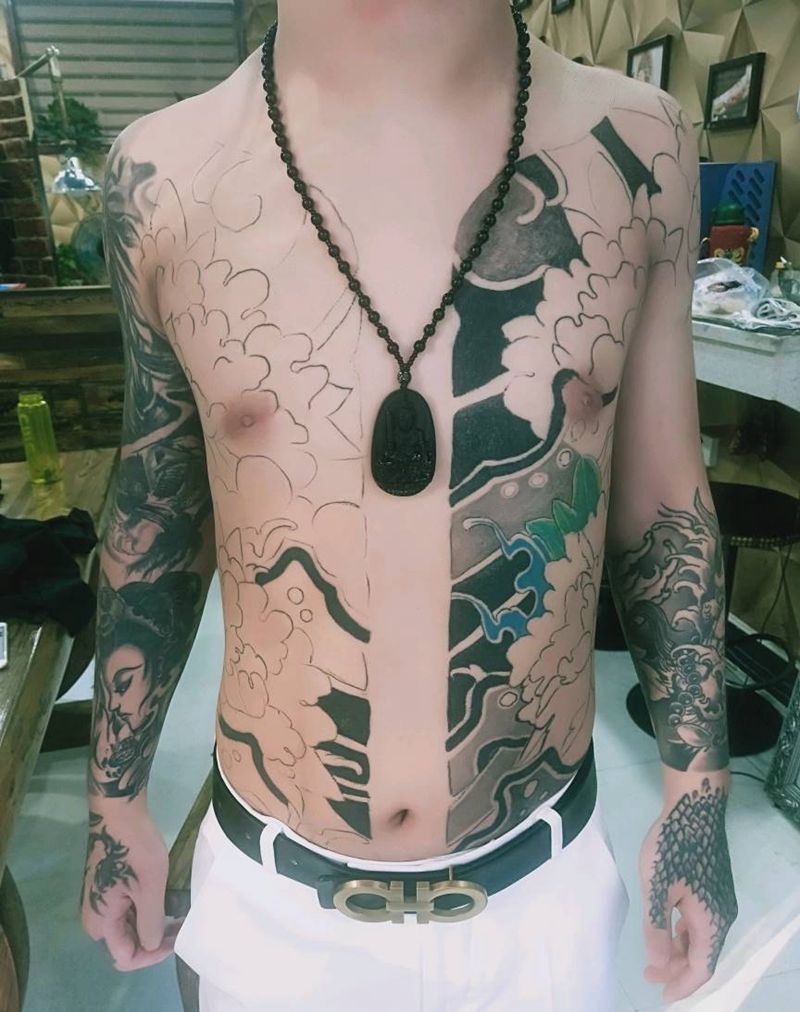 开衫纹身图片_胸部老传统纹身图案