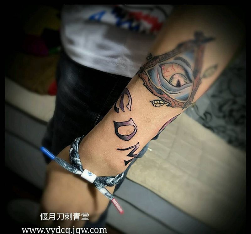 字母渐变纹身图片_手臂欧美原创字母成品纹身图案