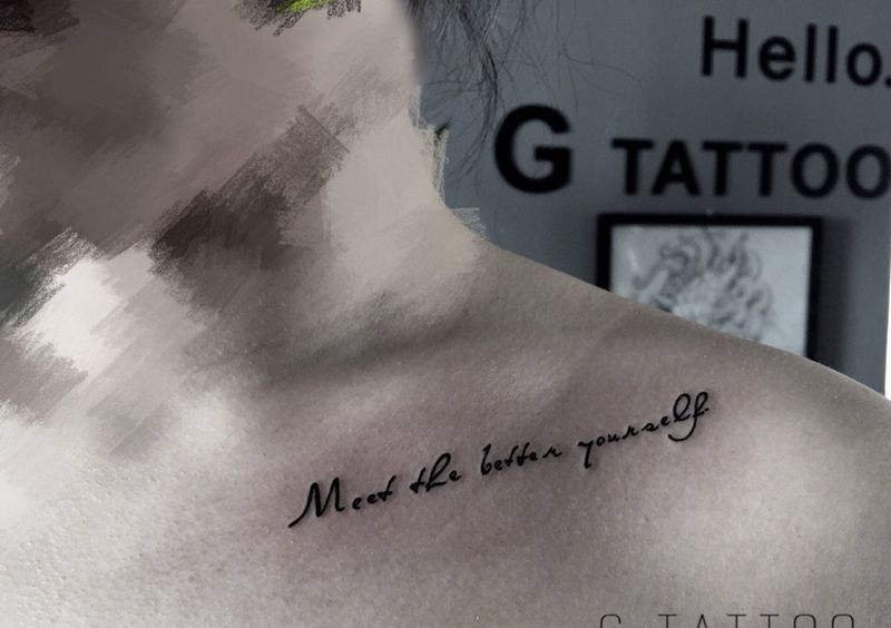 锁骨字母纹身图片_胸部几何花体字纹身图案