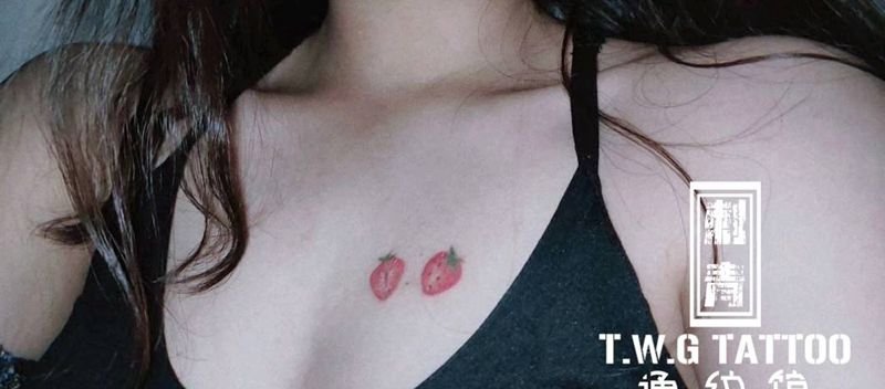 草莓纹身图片_胸部欧美写实草莓纹身图案