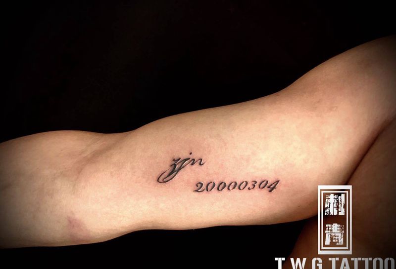 花体英文纹身图片_手臂花体字名字时间纹身图案