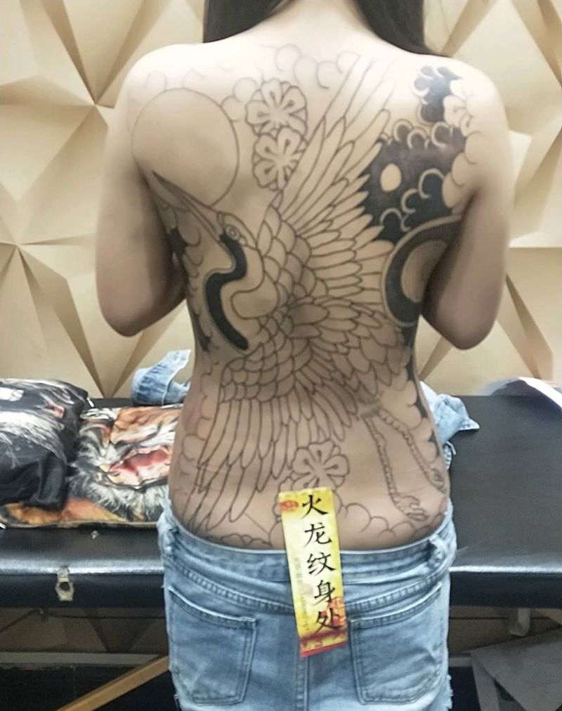 鹤满背纹身图片_新传统纹身图案