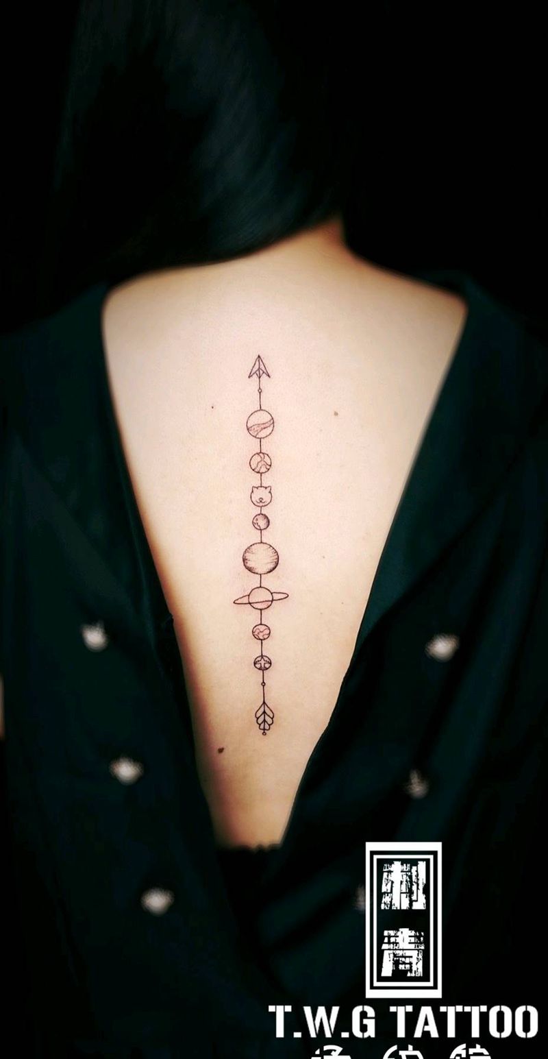 星球纹身图片_背部几何星球纹身图案