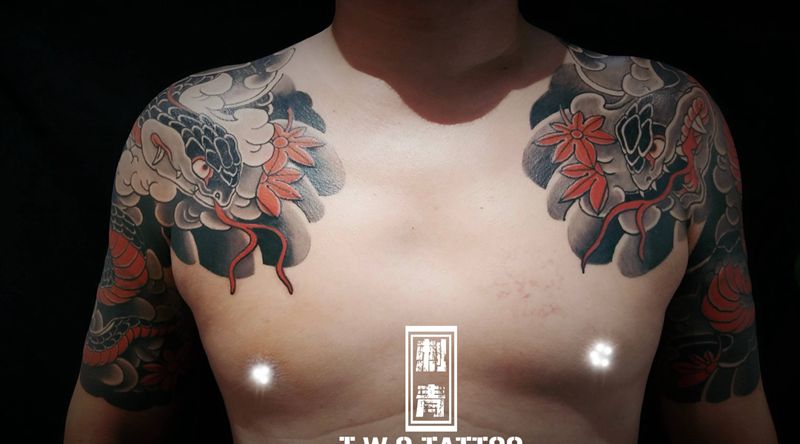 半胛纹身图片_手臂胸部老传统蛇纹身图案