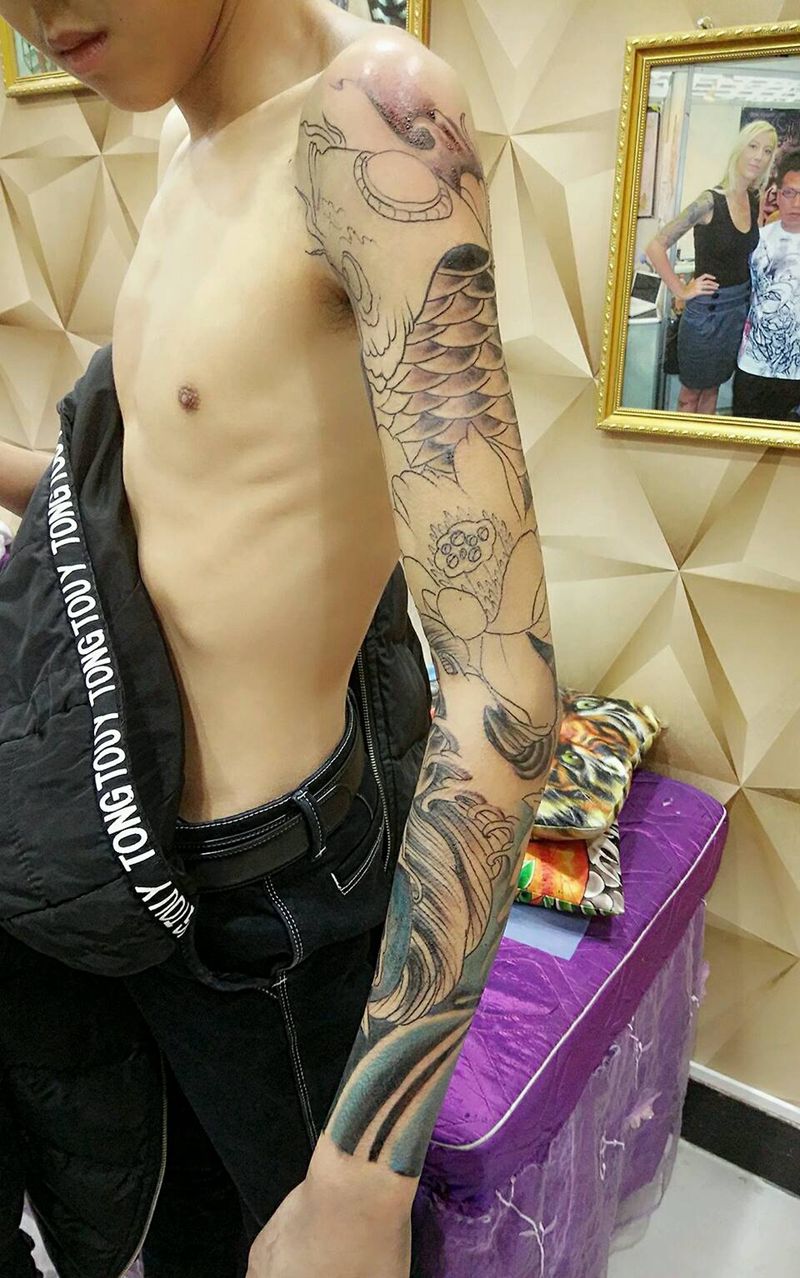 花臂进行中纹身图片