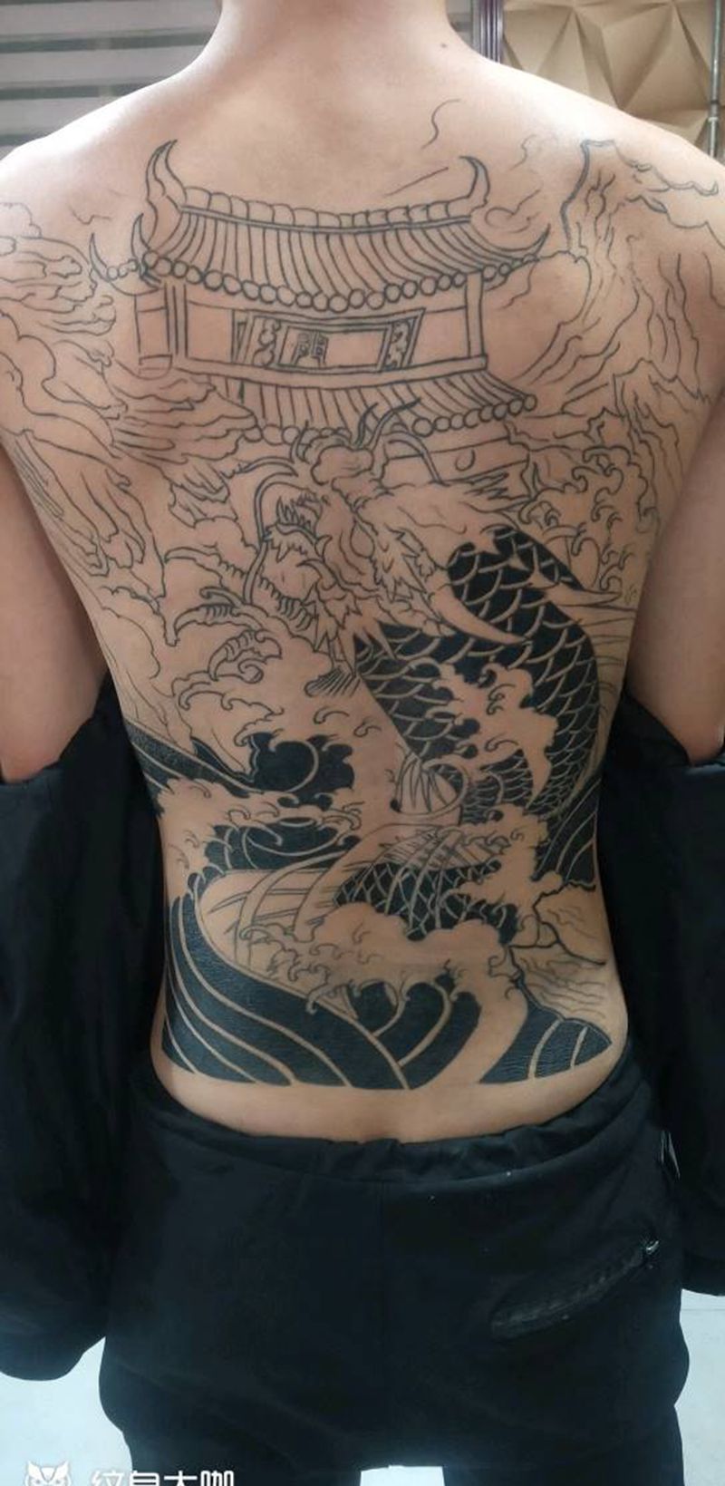 满背鱼跃龙门纹身图片_新传统纹身图案