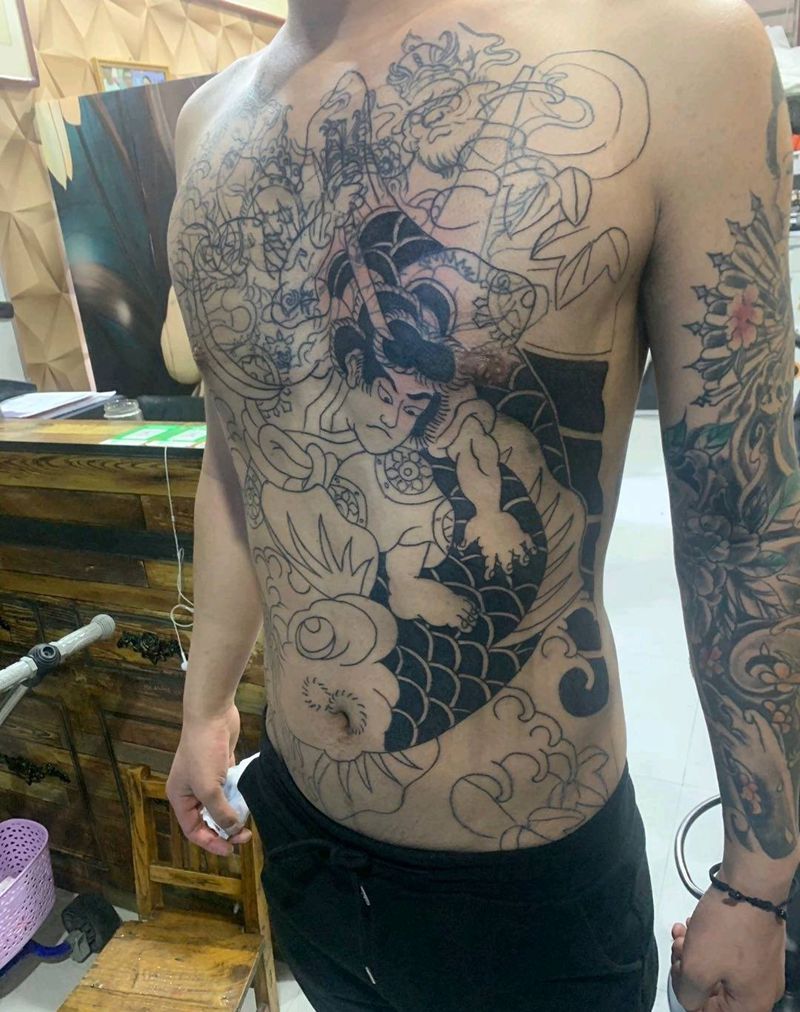 前胸遮盖1800纹身图片_胸部老传统纹身图案