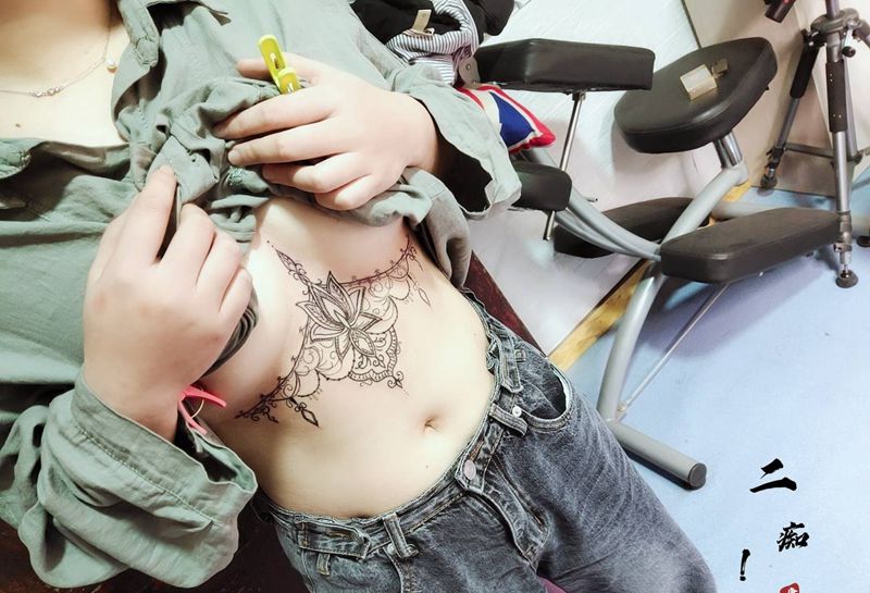 胸下纹身图片_胸部腹部纹身图案