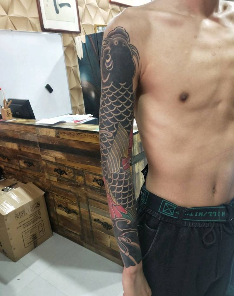 鲤鱼纹身图片_手臂老传统纹身图案