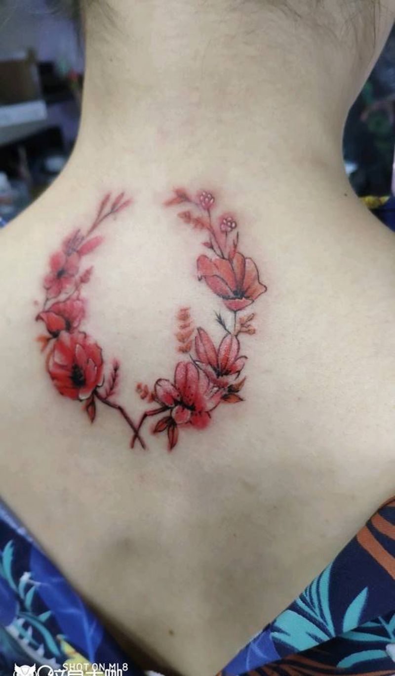 小花环纹身图片_背部水彩纹身图案