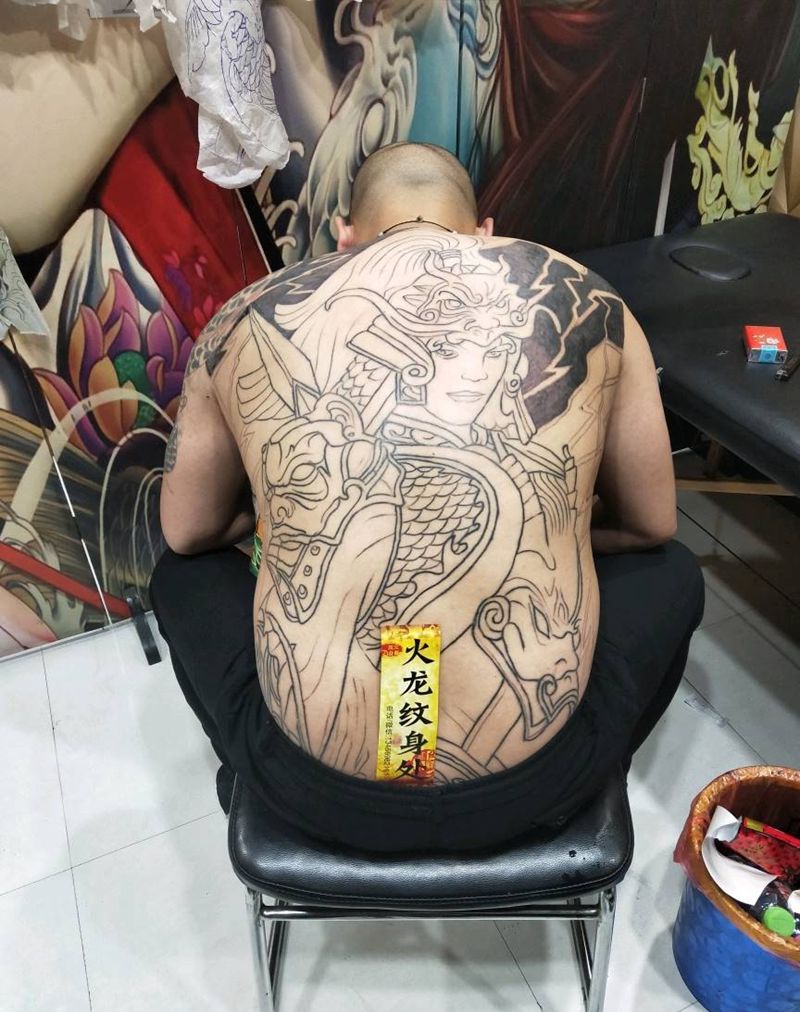 满背进行中纹身图片