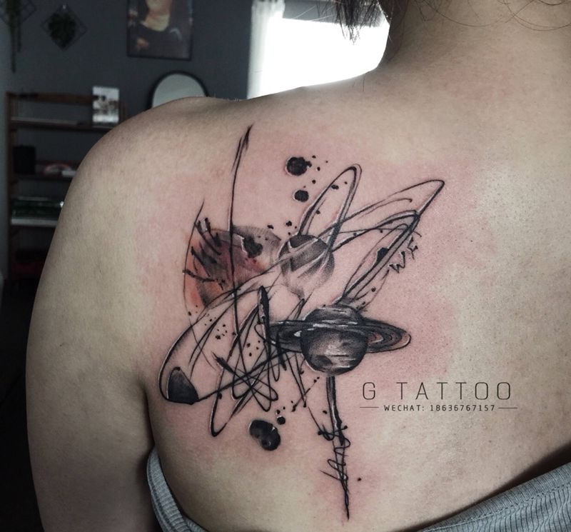 水墨纹身图片_背部水墨几何纹身图案