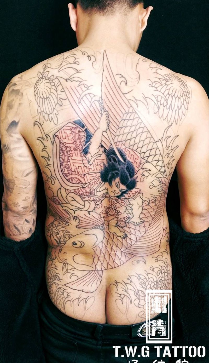 日式满背纹身图片_背部老传统鬼若丸杀鲤纹身图案