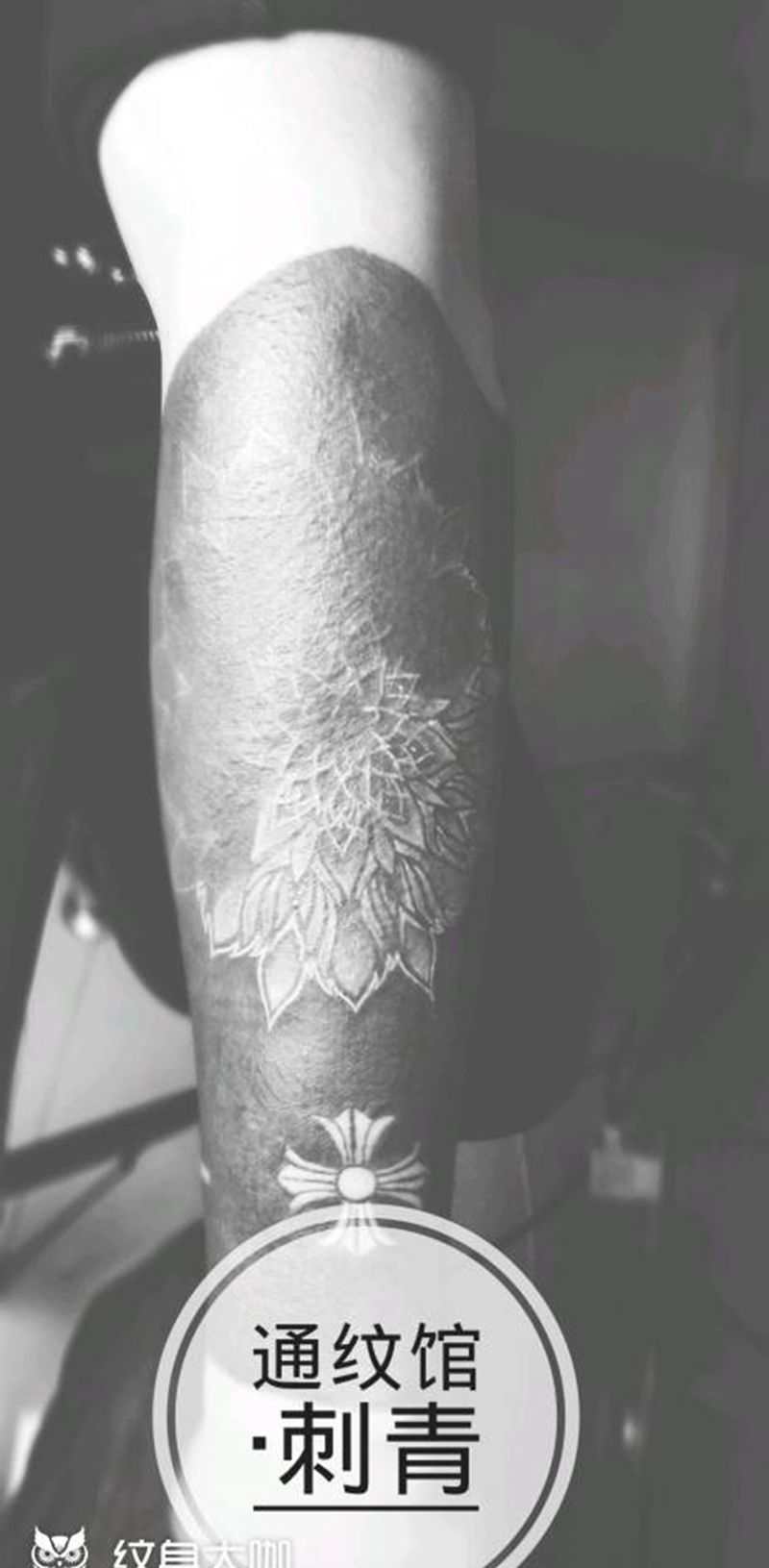 小黑臂雕繁花纹身图片