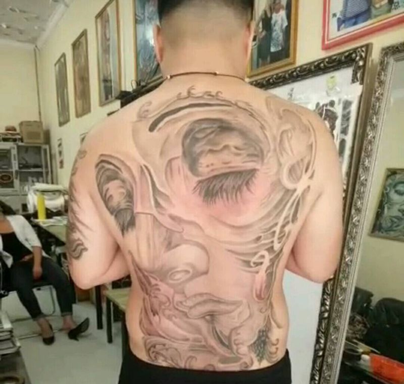 满背纹身图片