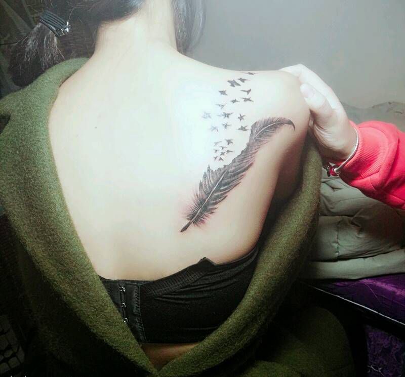 后肩羽毛纹身图片