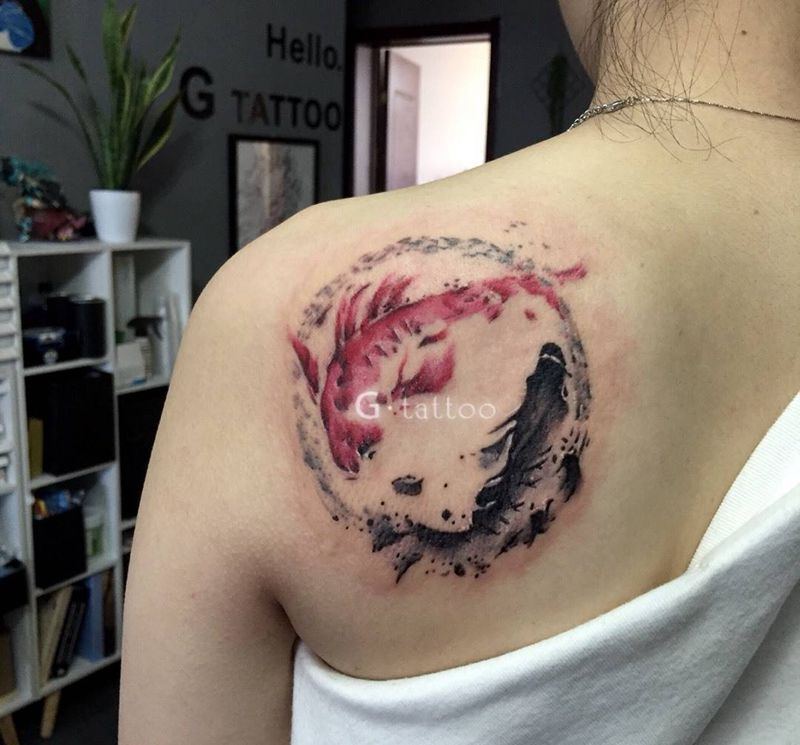 鱼（水墨）纹身图片_背部水墨纹身图案