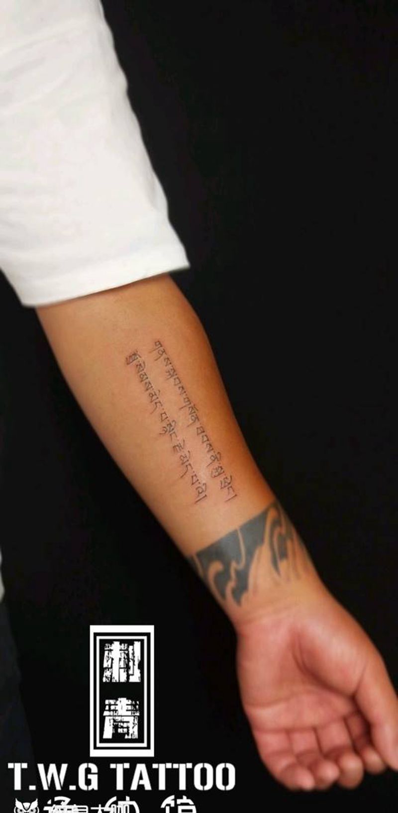 藏文纹身图片_手臂花体字藏文纹身图案