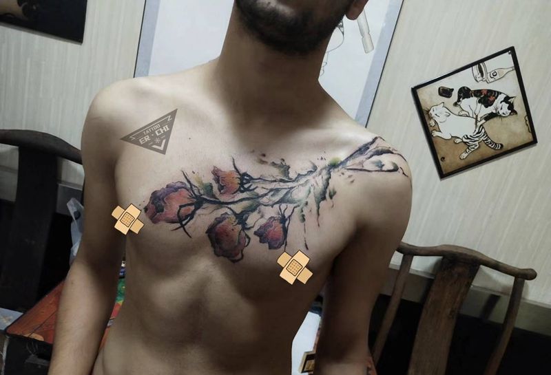 加拿大帅哥 花纹身图片_胸部纹身图案