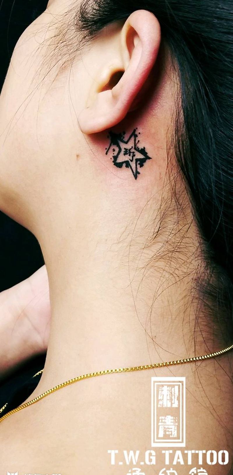 五角星纹身图片_颈部水彩水墨五角星纹身图案