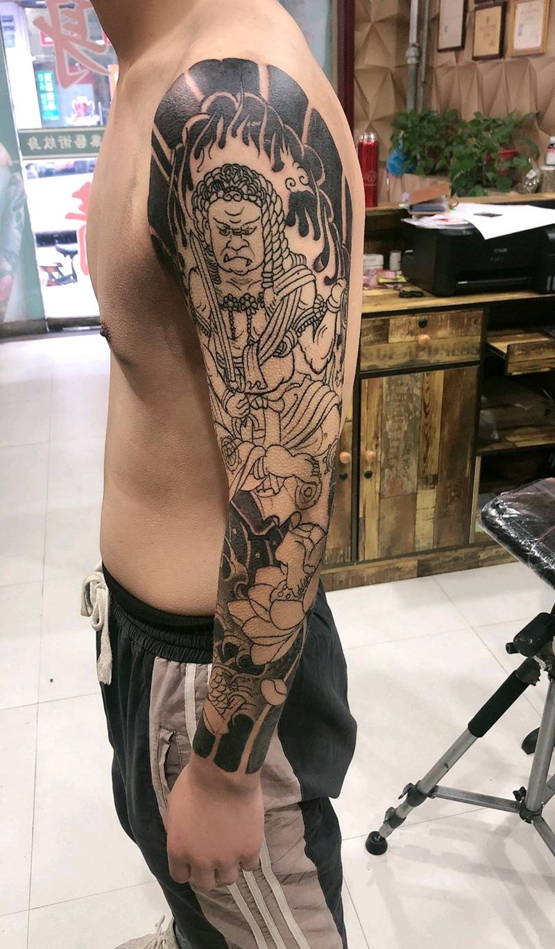 不动明王纹身图片_手臂老传统纹身图案