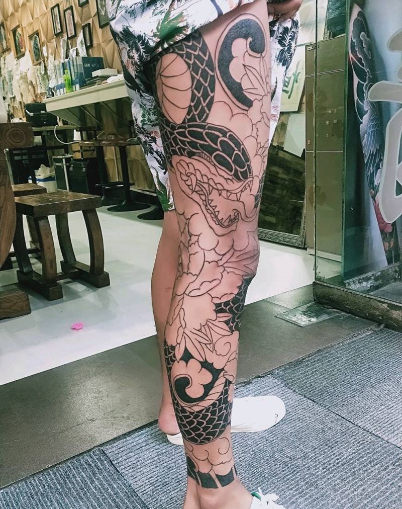 花腿蛇盘牡丹纹身图片_老传统纹身图案