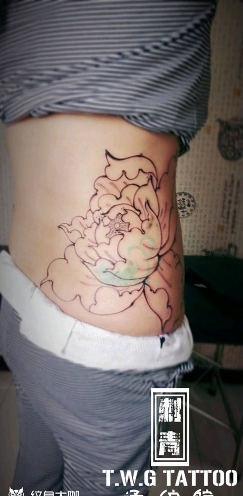 遮盖，牡丹纹身图片_腰部背部新传统牡丹纹身图案