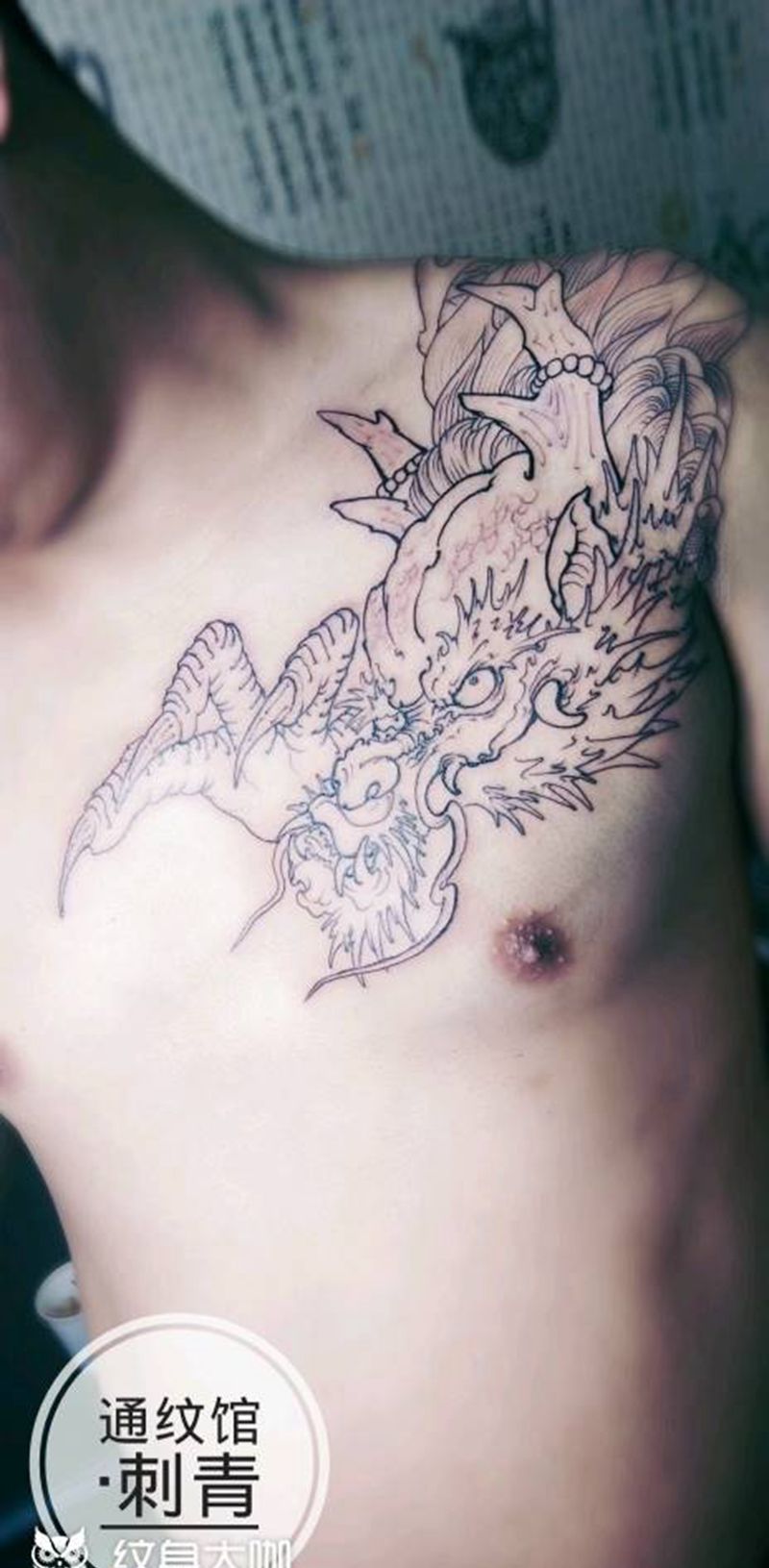 披肩龙纹身图片_胸部肩部新传统老传统龙纹身图案