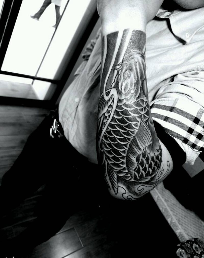 鲤鱼纹身图片_肩部手臂欧美传统习俗写实动物人物原创成品纹身图案