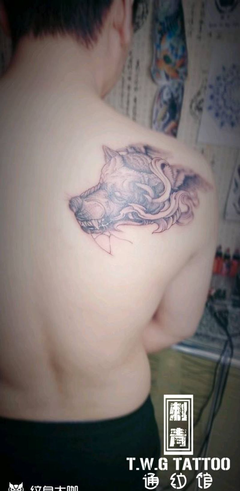 狼头纹身图片_背部肩部Old School狼头纹身图案