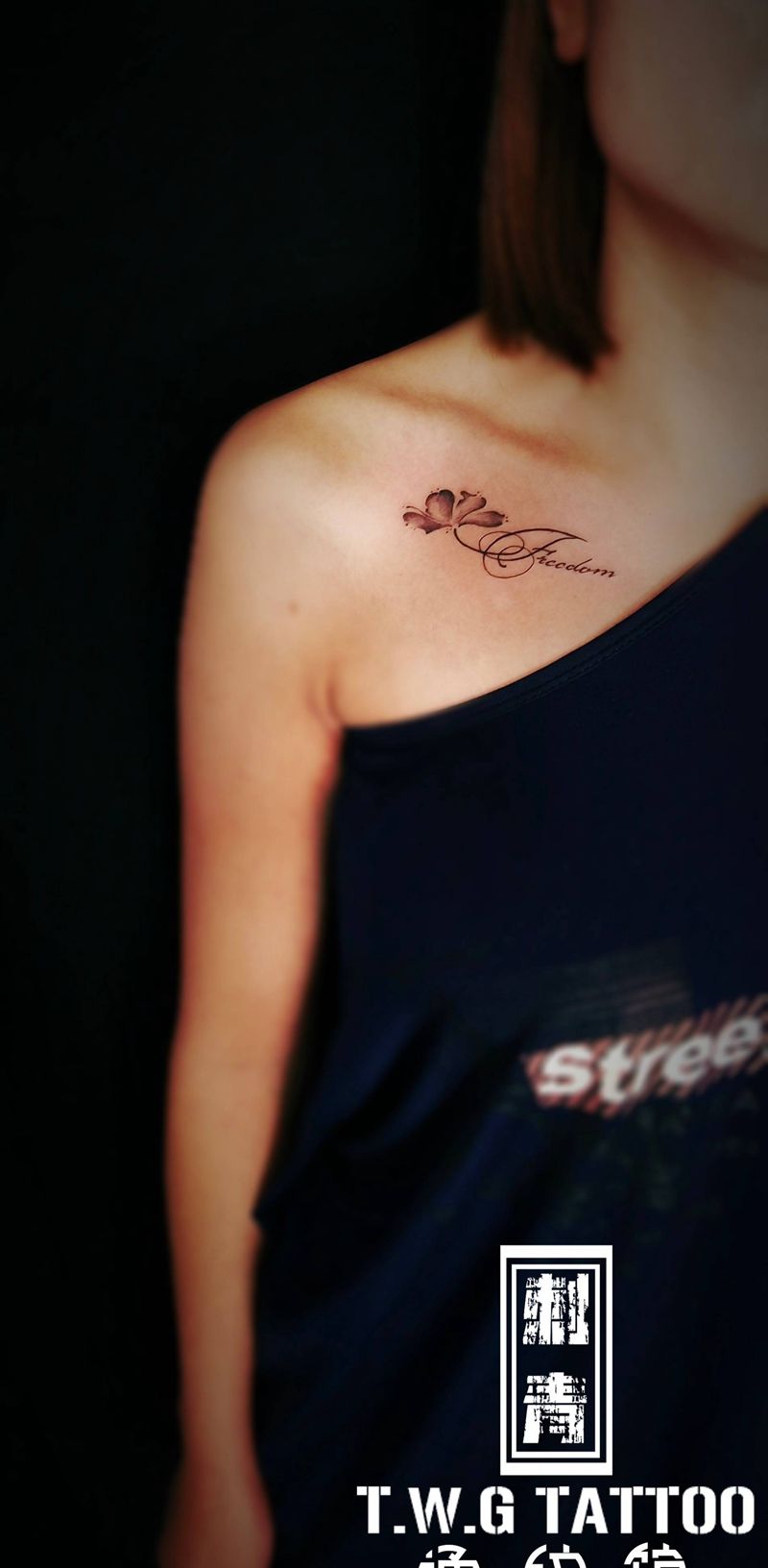 英文纹身图片_肩部颈部花体字英文：自由纹身图案